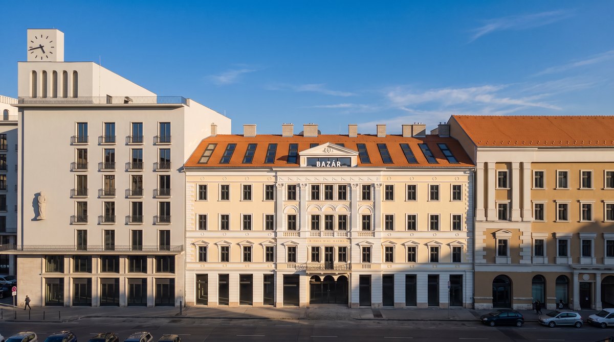 The Rákóczi út main façade with the BAZÁR lettering, the synagogue domes behind