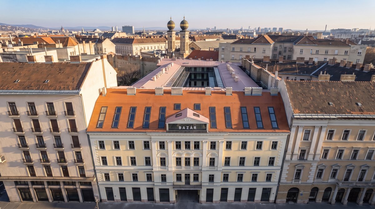 The building seen from above, with its skylights; the domes of the Dohány Street Synagogue in the background.